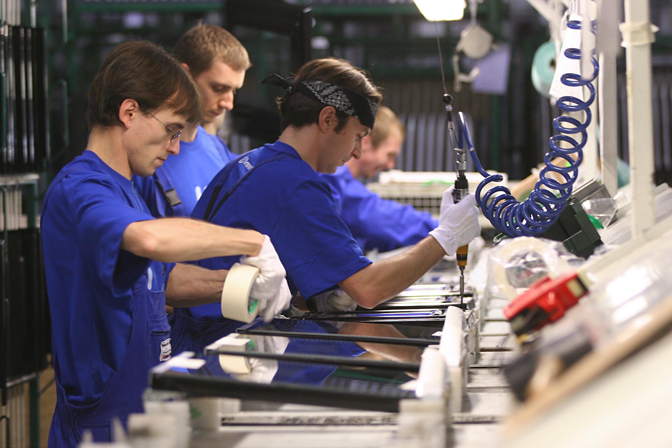 lavoro-operai-in-fabbrica
